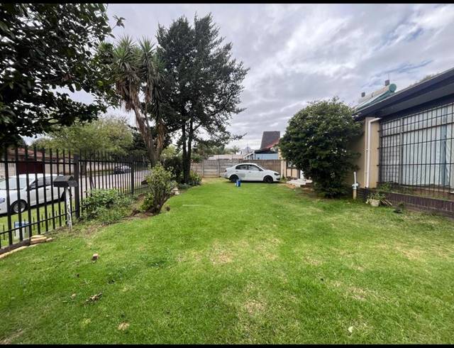 9 BEDROOM HOUSE FOR SALE IN KEMPTON PARK EXT 02